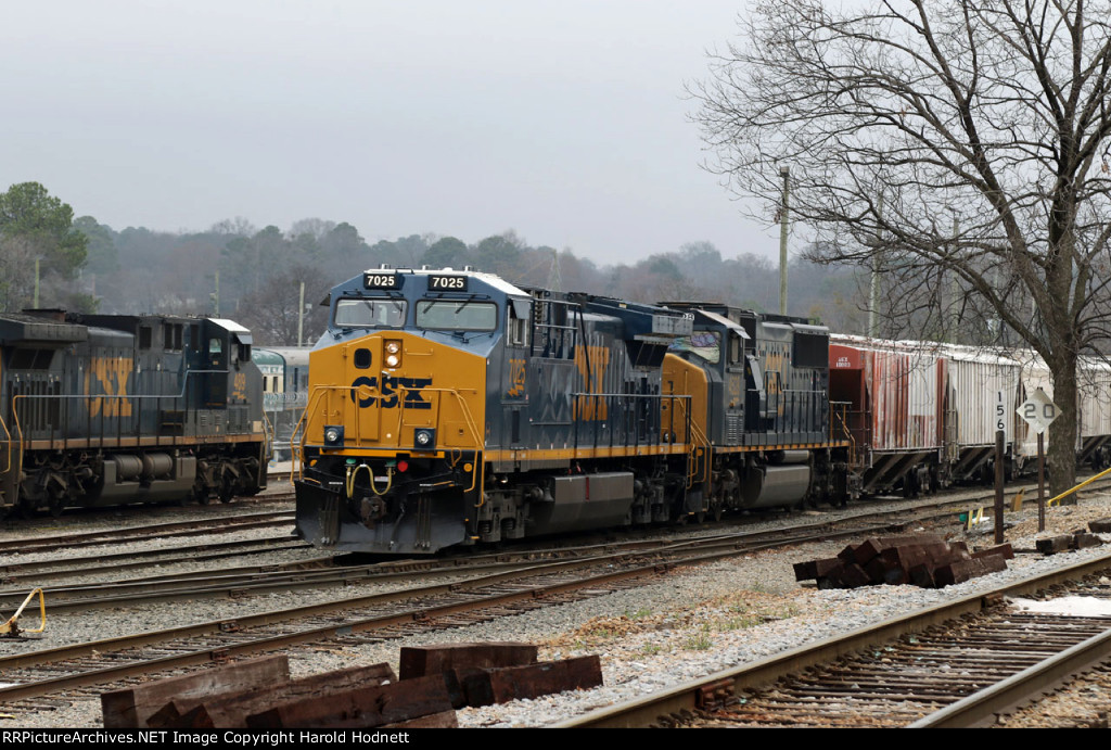 CSX 7025 leads train F741-25